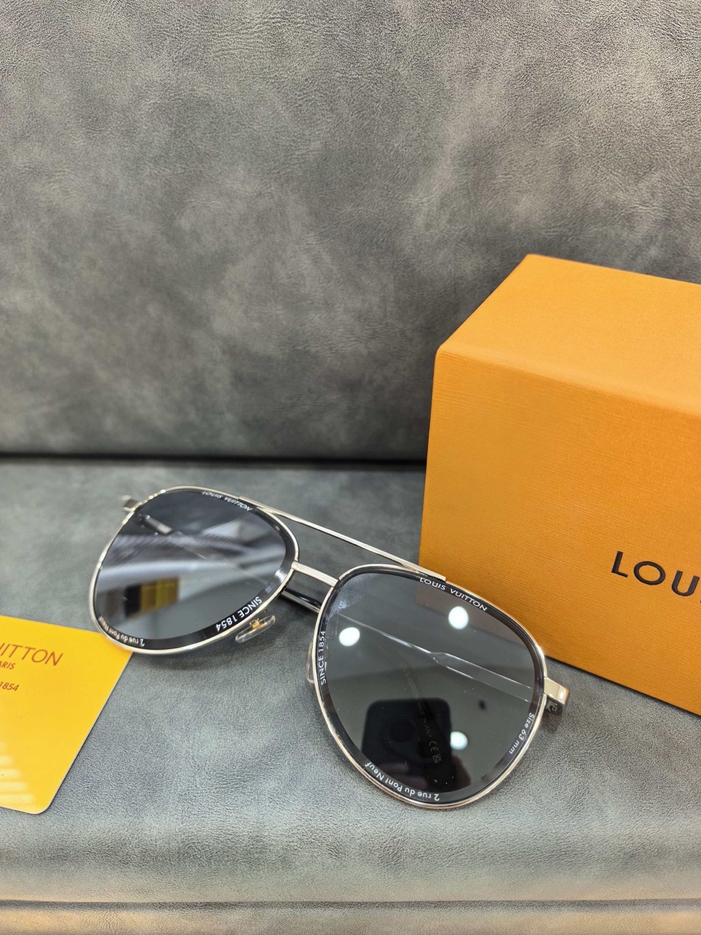 LOUIS VUITTON Sunglasses Z2636U